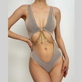 Traje de baño de una pieza con cuello en V, ahuecado, con anillo en O y cadena de metal texturizado